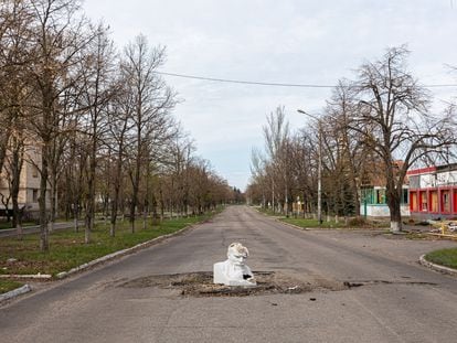 Un busto de Lenin impide el paso de los coches de Liman, Ucrania, el 11 de abril de 2023