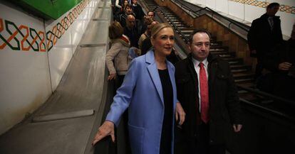 Cristina Cifuentes y el director del Teatro la Latina, Jes&uacute;s Cimarro, en el metro el lunes. 
