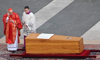 El cardenal Giovanni Battista Re bendice el féretro del papa emérito. 