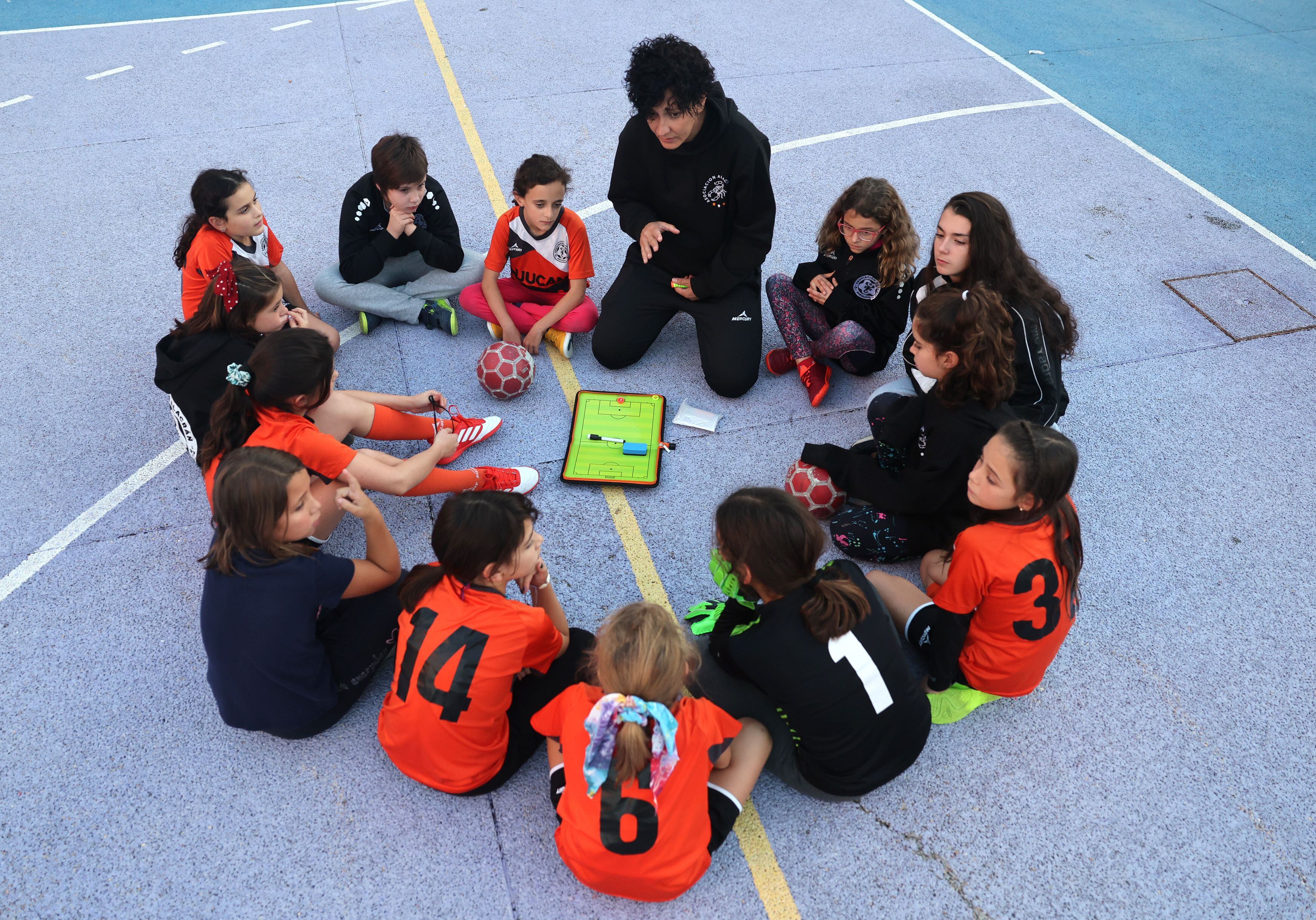 Montserrat Velarde da indicaciones al equipo femenino de benjamines de la asociación Alacrán 1997.