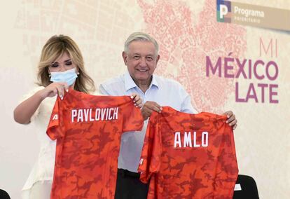 Andrés Manuel López Obrador y la exgobernadora de Sonora, Claudia Pavlovich, durante un evento en 2020.