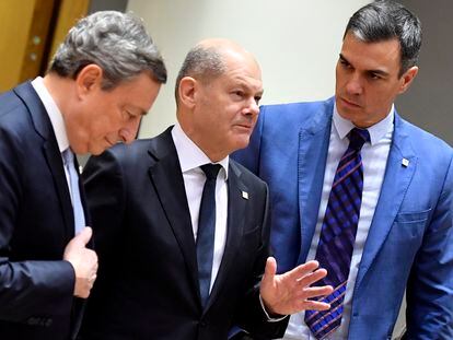 De izquierda a derecha, el primer ministro italiano, Mario Draghi, el canciller alemán, Olaf Schol, y el presidente del Gobierno español, Pedro Sánchez, este viernes en Bruselas.