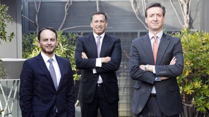 De izquierda a derecha: Óscar Trelles, Aldo Reggiardo y Carlos Lasarte, en la sede de Cuatrecasas en Madrid.