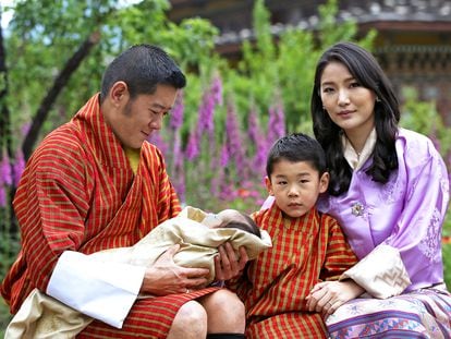 La familia real de Bután, en la primera foto con su segundo hijo, nacido el 19 de marzo de 2020.