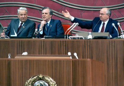 Boris Yeltsin, Nikolái Ryzhov y Mijaíl Gorbachov, en el Kremlin, el 19 de junio de 1990. Gorbachov, que vivió un golpe de estado de los comunistas de línea dura, tenía esperanzas de poder conservar unido el país; incluso después de que las repúblicas que integraban la URSS declararan su independencia. Hasta la creación de la Comunidad de Estados Independientes, que agrupó a 11 de las antiguas repúblicas soviéticas. “Lo que ocurrió con la URSS fue mi drama. Y un drama para todos los que vivieron en la Unión Soviética“, comentó en alguna entrevista.