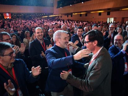 El alcalde de Barcelona, Jaume Collboni, saluda al primer secretario del PSC, Salvador Illa, tras ser nombrado este último candidato electo y primer secretario, este sábado en Barcelona.
