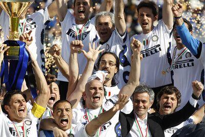José Mourinho y los jugadores del Inter celebran el 18º <i>scudetto</i> del equipo.