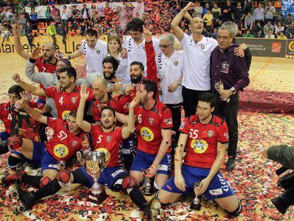Los jugadores de El Vendrell celebran el título de Copa.
