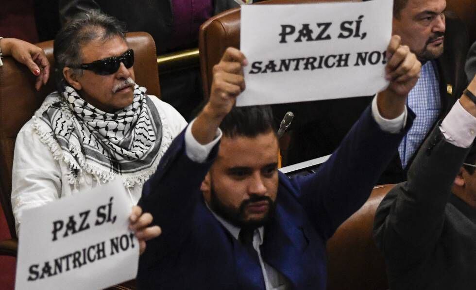 Protesta en el Congreso colombiano por la presencia del exguerrillero de las FARC Jesús Santrich.