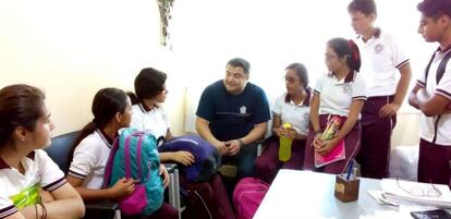 Héctor Cabrera accompanied by students in El Espinal.