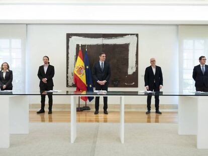 Representantes del Gobierno y de los agentes sociales en la firma del Acuerdo Social en Defensa del Empleo, celebrado en el Complejo de La Moncloa en Madrid (España) a 11 de mayo de 2020