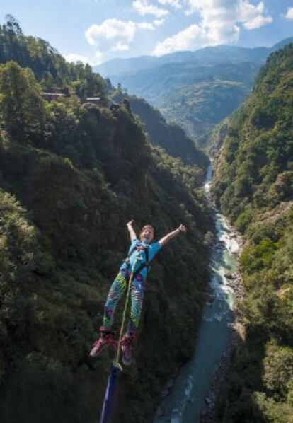 Una mujer haciendo puenting en el río Bhote Kosi.