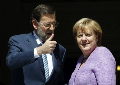 Mariano Rajoy, junto a la canciller alemana, Angela Merkel, a las puertas del Palacio de la Moncloa, en Madrid.