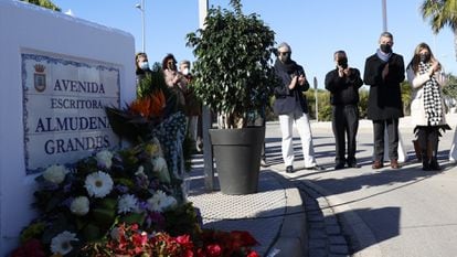 Homenaje en Rota (Cádiz) a la escritora Almudena Grandes, este domingo en la avenida que lleva su nombre.