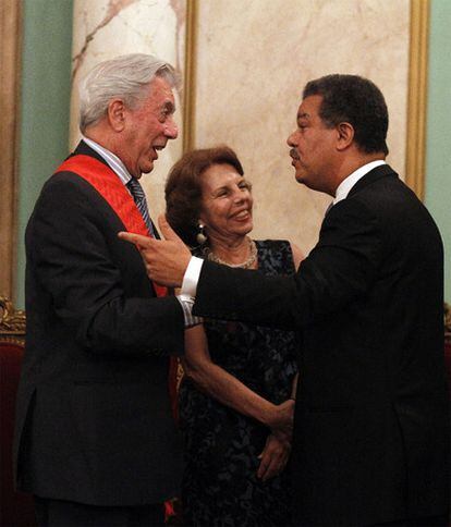 Vargas Llosa (izquierda) y su esposa Patricia conversan con Leonel Fernández, el martes en Santo Domingo.
