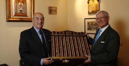 Fernando Vázquez (a la izquierda) y Antonio Salas con una antigua tabla de números.