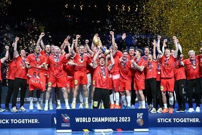 Los jugadores daneses levantan el trofeo de campeones del mundo.