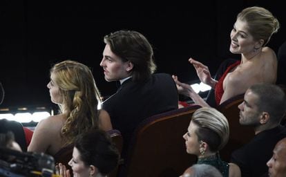Rosamund Pike (d), nominada a mejor actriz por la película 'Perdida', aplaude durante la gala.