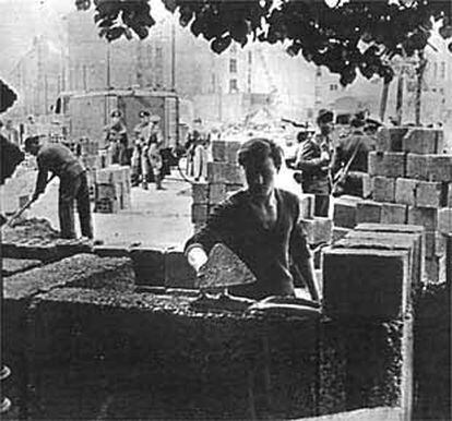 Una escena de la construcción del Muro de Berlín, el 13 de agosto de 1961.