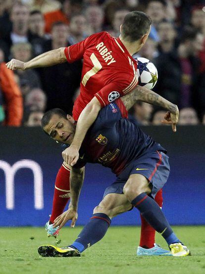 Dani Alves lucha por el balón con Ribéry.