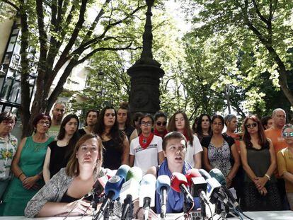 Colectivos feministas y asociaciones populares, durante la rueda de prensa este martes en Pamplona. JDIGES EFE