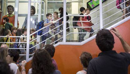 Diversos pares porten els seus fills al primer dia de classes en un centre de Barcelona
