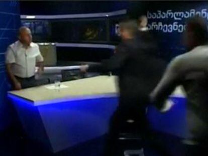 El debate televisado entre dos candidatos en las próximas elecciones parlamentarias termina en un violento enfrentamiento