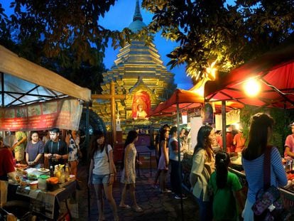 Puestos de comida a los pies del templo Wat Phan On, en la ciudad de Chiang Mai. 