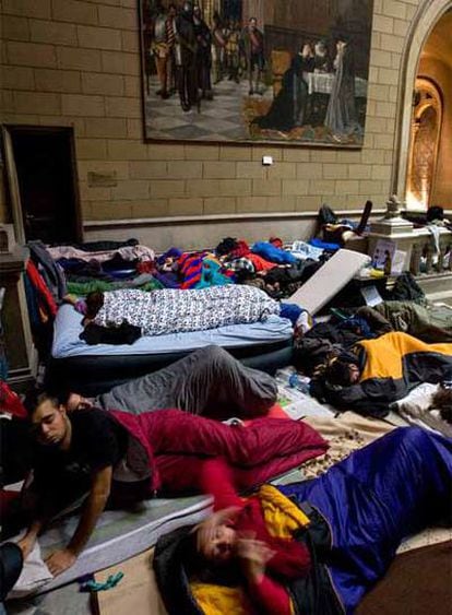 Estudiantes encerrados en la Universidad de Barcelona.