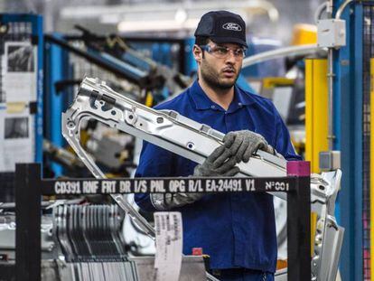 Un empleado de Ford durante su jornada de trabajo en la planta de Almussafes. 