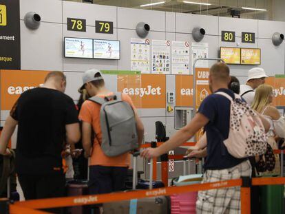 Viajeros de Easyjet en el aeropuerto de Palma de Mallorca el pasado 16 de julio.