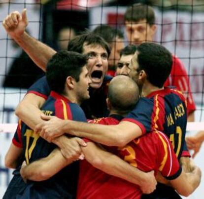 Los jugadores españoles celebran el campeonato de Europa de 2007