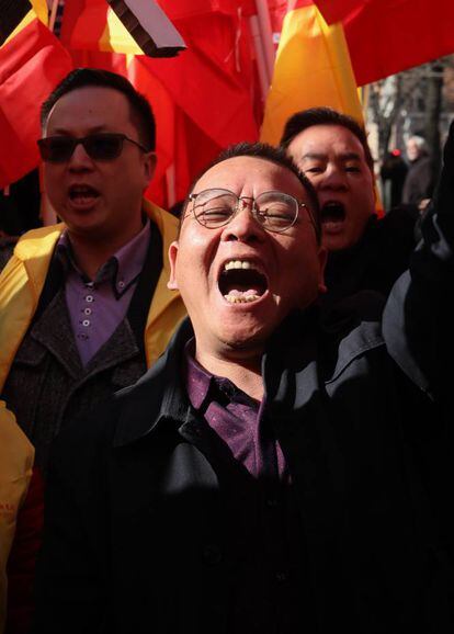 Uno de los ciudadanos de origen chino que se han manifestado frente a la sede del BBVA.