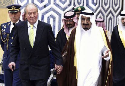 En el año 2014, el Rey emprendió una gira por los países del golfo Pérsico. En la imagen, con el entonces príncipe heredero Salman bin Abdulaziz al Saud, que dos años después sería proclamado monarca de Arabia Saudí.