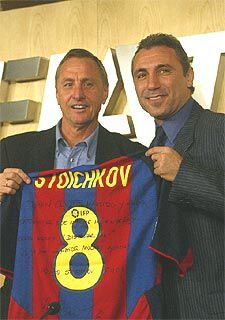 Stoichkov le entrega a Cruyff una camiseta dedicada.