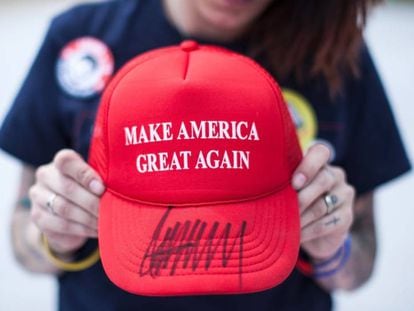 Una seguidora de Trump muestra una de sus ic&oacute;nicas gorras.