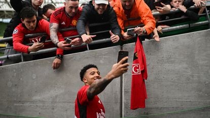 Jadon Sancho se hace una fotografía con aficionados del Manchester United.