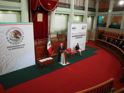 López Obrador presenta las iniciativas de reforma en Palacio Nacional, este lunes.