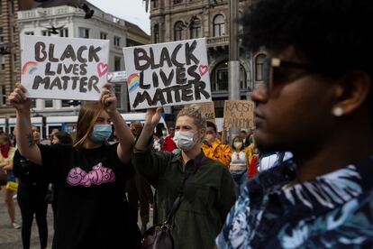 Manifestantes con pancartas en defensa de la población negra, el pasado lunes, en Ámsterdam.