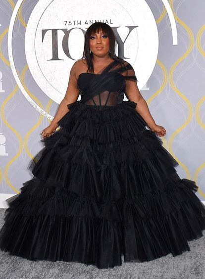 L Morgan Lee, la primera persona trans en ser nominada a un premio Tony, acudió a la gala con un voluminoso vestido negro de tul de Christian Siriano.