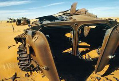 Carros de combate libios destruidos en la batalla de Uadi Dum, en la frontera de Chad en 1987.
