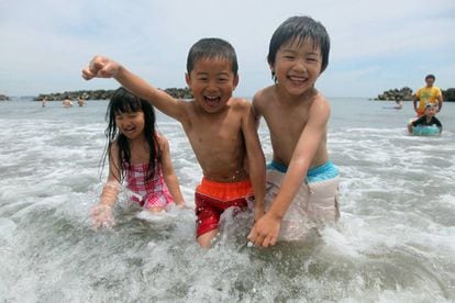 Unos ni&ntilde;os ba&ntilde;&aacute;ndose en la playa de Nakoso (Fukushima), la primera de las &uacute;nicas tres que han reabierto tras el accidente nuclear.