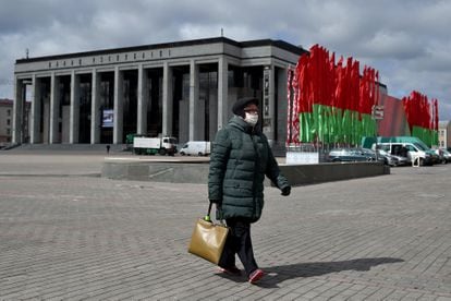 Una mujer camina en la plaza de Octubre, en Minsk, casi vacía por la crisis del coronavirus, el pasado domingo.