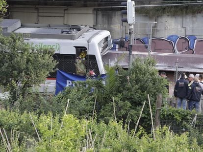 Agentes de los Mossos y de los Bomberos revisan el tren de FGC accidentado este lunes en Sant Boi de Llobregat (Barcelona).