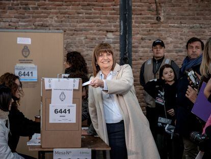 La candidata presidencial de Juntos por el Cambio, Patricia Bullrich, vota en las elecciones primarias celebradas en Argentina el 13 de agosto pasado.