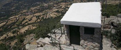 Una garita de vigilante forestal en la sierra norte de Madrid.