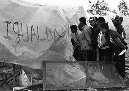 Reunión de magrebíes en febrero de 2000 durante la crisis desencadenada por la persecución violenta de inmigrantes en El Ejido (Almería).