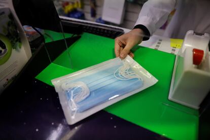 Una mascarilla en una farmacia de Madrid.