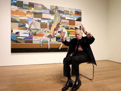 Eduardo Arroyo, en el Museo de Bellas Artes de Bilbao, ante su obra 'El regreso de las cruzadas'.