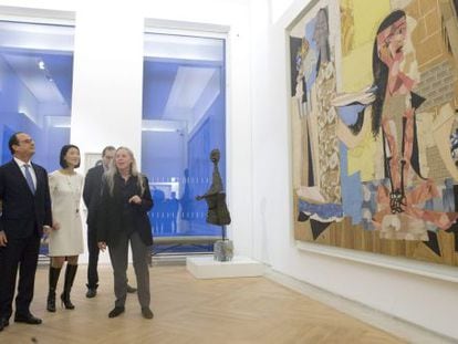 Maya Picasso, junto al presidente Francois Hollande, la ministra de Cultura Fleur Pellerin y la comisaria jefe del Museo Picasso Anne Baldassari durante la reapertura del citado museo.